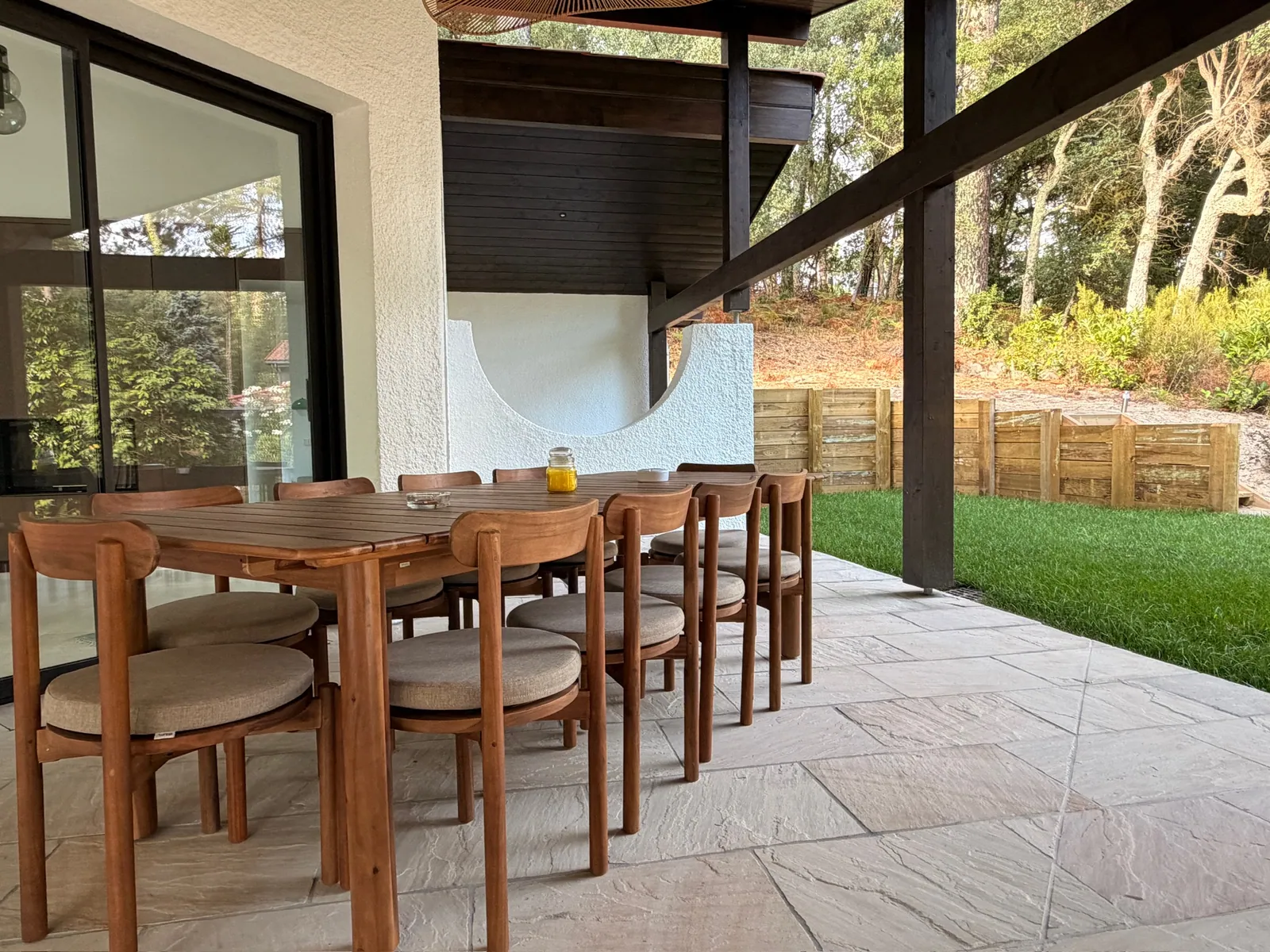 Les repas en plein air sous la terrasse couverte