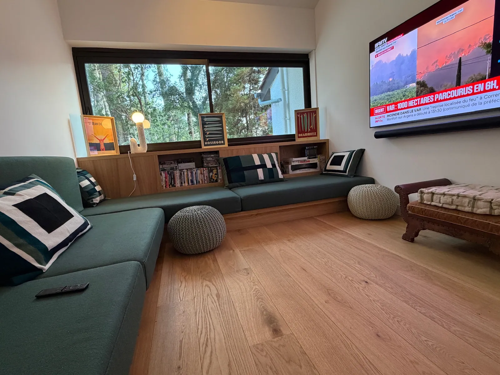 Le salon TV et sa banquette d'angle