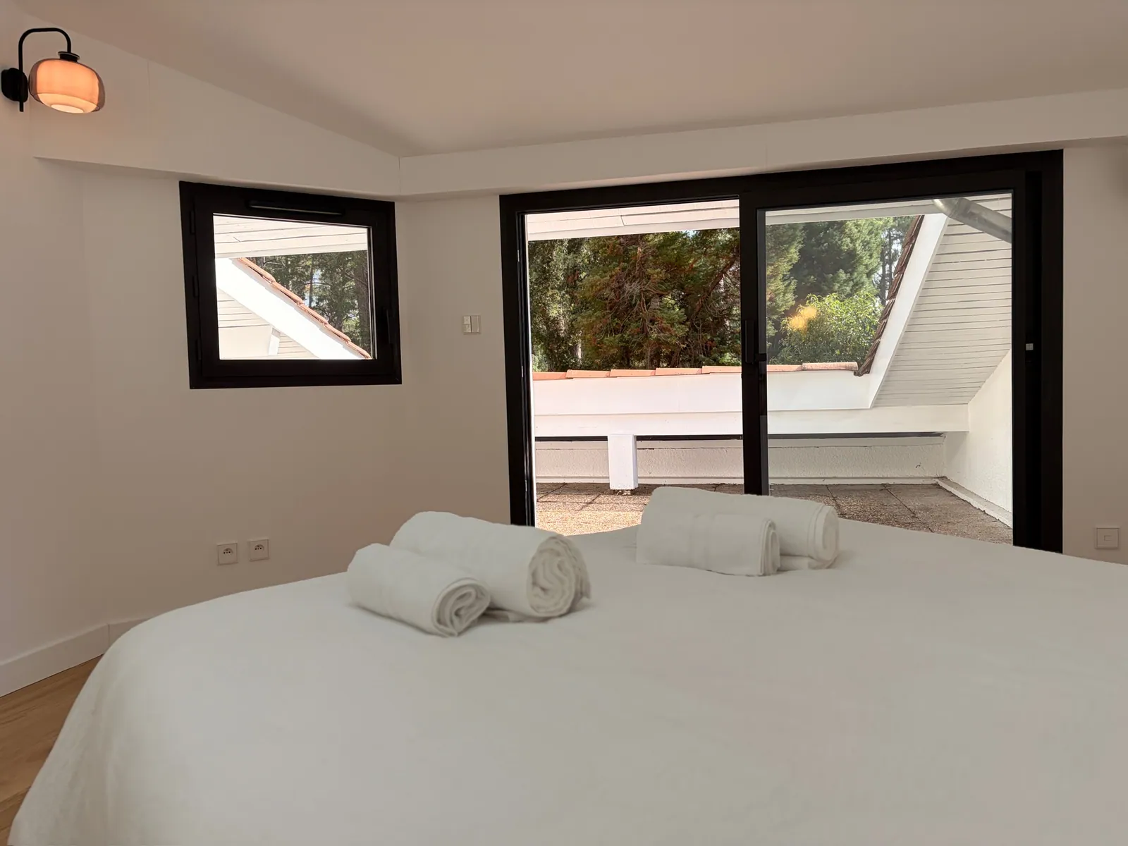 Suite 1 — chambre et accès terrasse