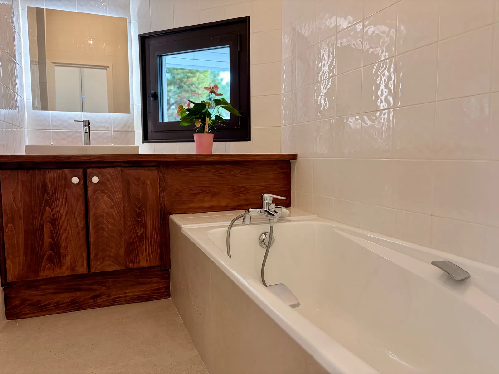 Suite 1 — salle de bains avec baignoire