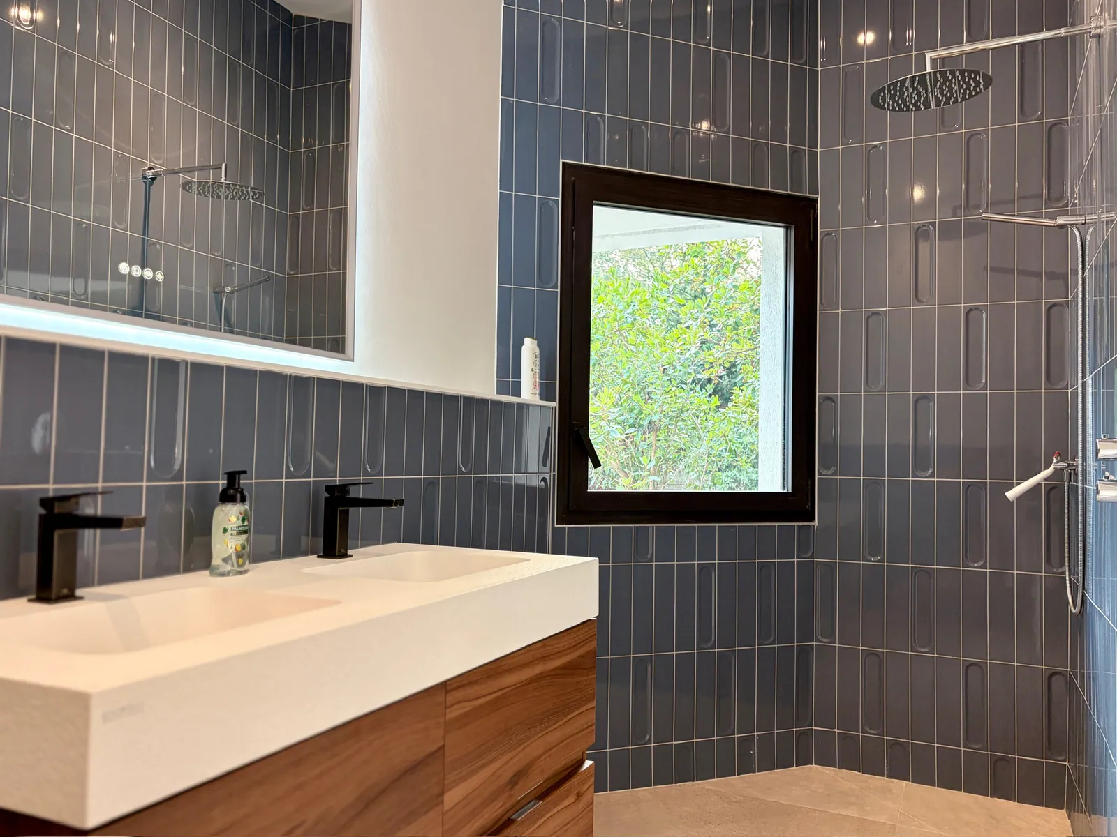 Suite 2 — salle d'eau bleue, douche à l'italienne